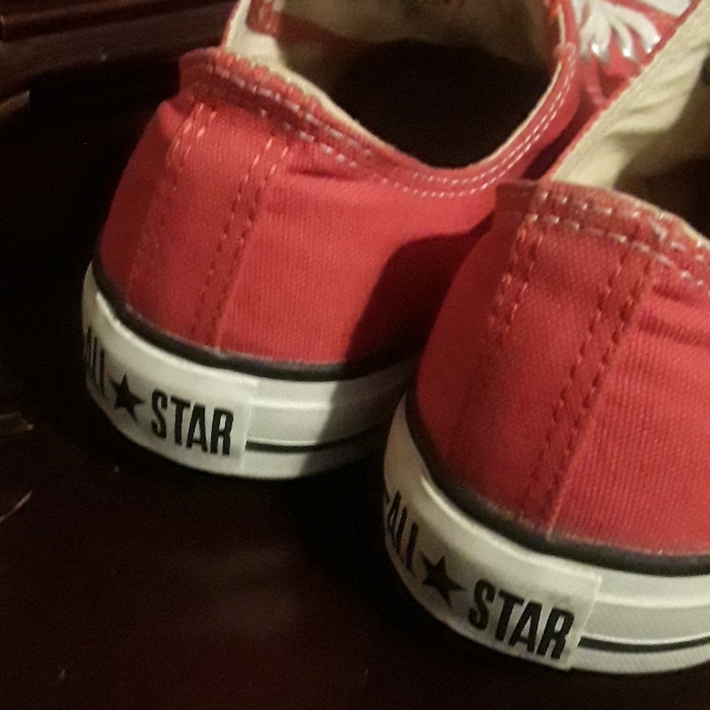Red "Converse" Size 7 - Picture 2 of 2